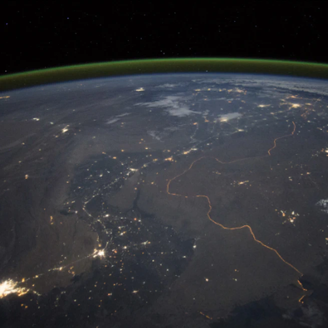 Achieving connectivity under rapid change: case studies from niches to distributions